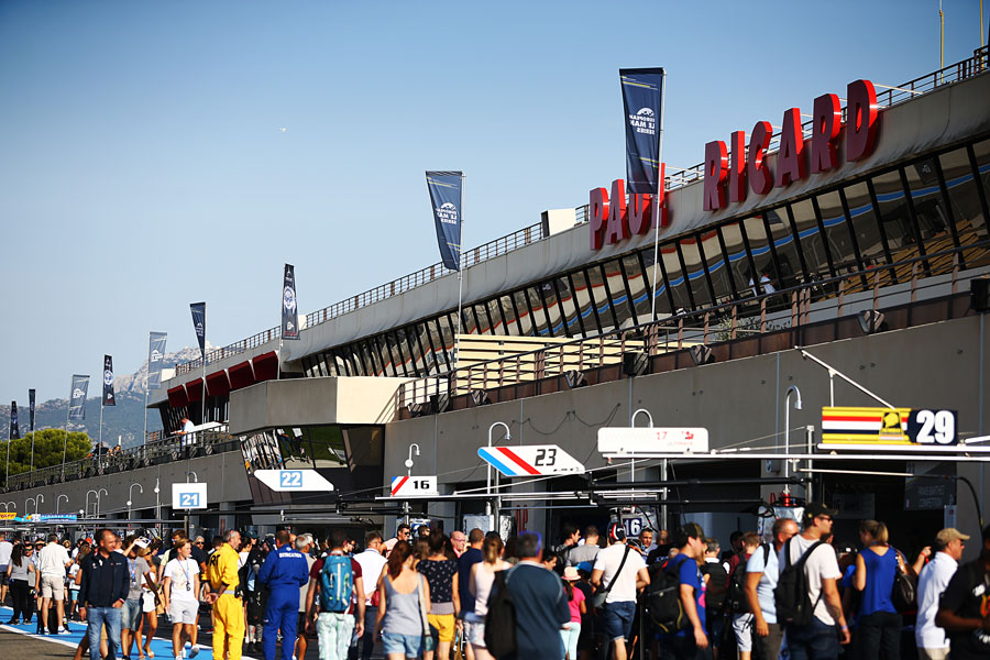 Sunny autograph session and gridwalk in Le Castellet
