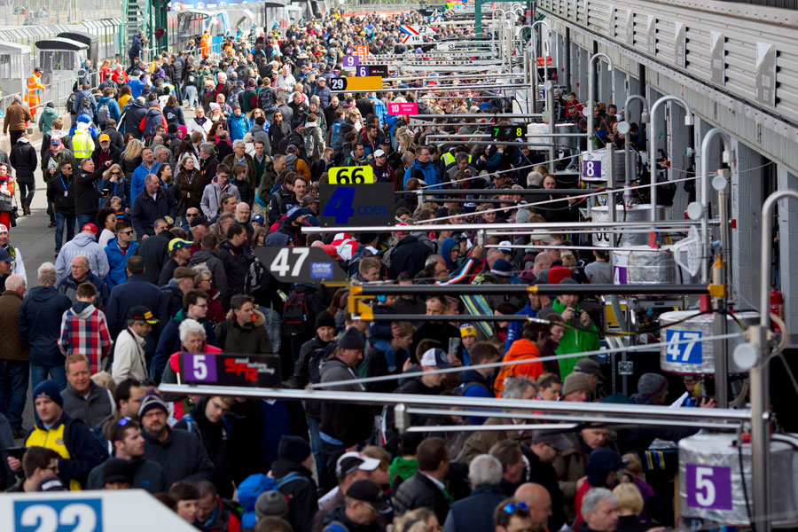 Séance d’autographes sous le soleil de Silverstone
