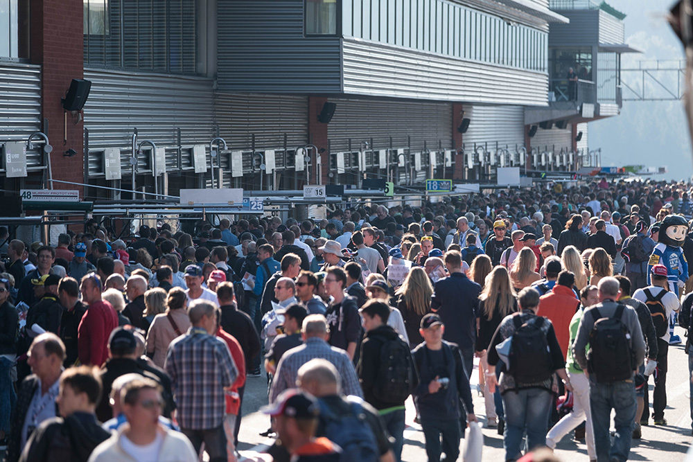 Les fans profitent du soleil à Spa