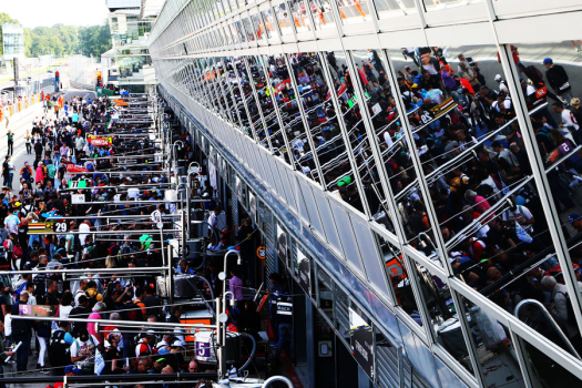 Séances d’autographes sous le soleil de Monza