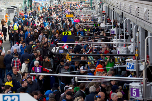 Séance d’autographes sous le soleil de Silverstone