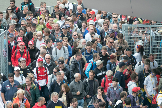 Des milliers de fans sur la pitlane lors du pitwalk en Autriche